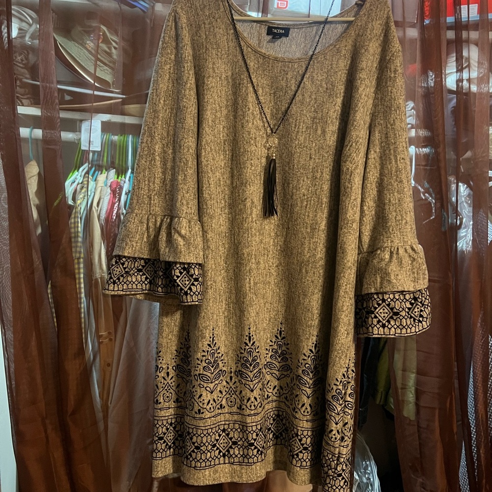Women’s short dress size 3x.